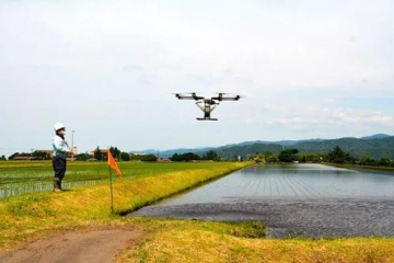 日本推行智慧農業，投用施肥無人機和自動插秧機