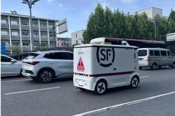 成都一無人快遞車逆行致堵車：科技便利背后的管理之痛