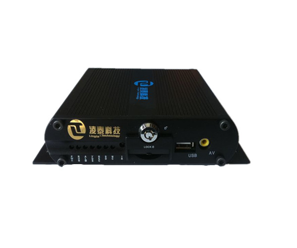 新款4路車載SD卡錄像機 